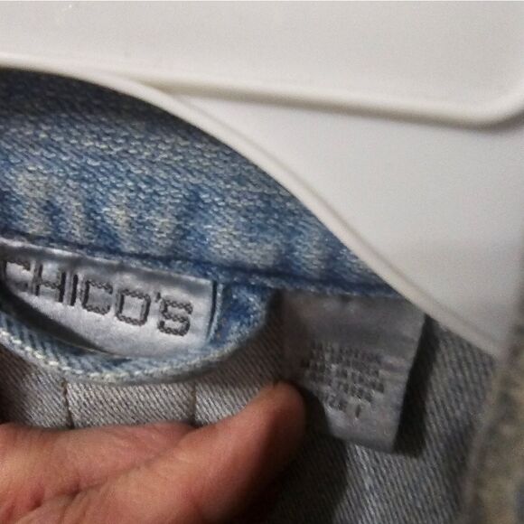 Chico's floral embroidered jean jacket size 1 or Women's small, 8/10 - Picture 5 of 5